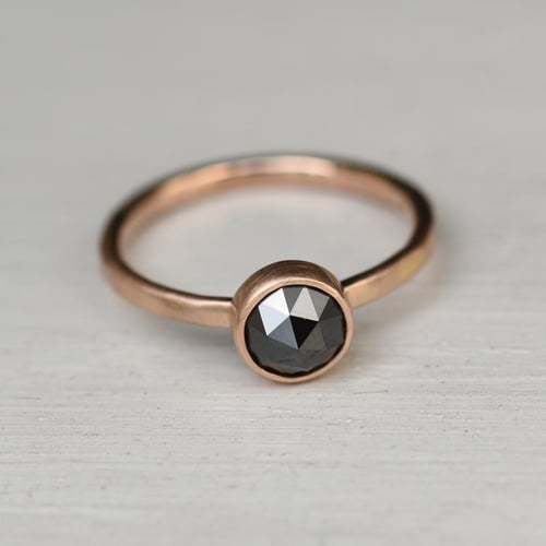 Zlatý prsteň s rutovým čiernym diamantom Alcee