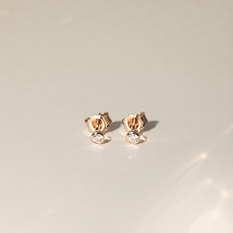 Strieborné minimalistické bezel náušnice s moissanitmi Viosa 135151