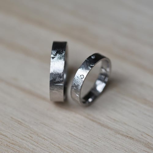 Netradičné platinové svadobné obrúčky s diamantmi Gera