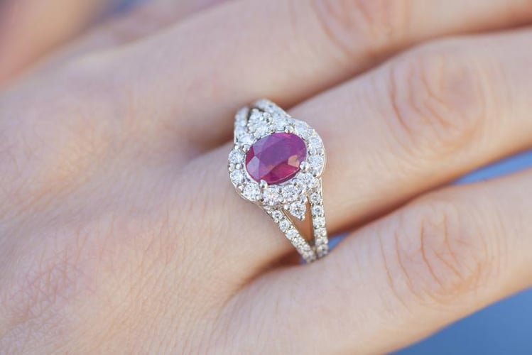 Luxusný zlatý prsteň s rubínom a diamantmi Lea