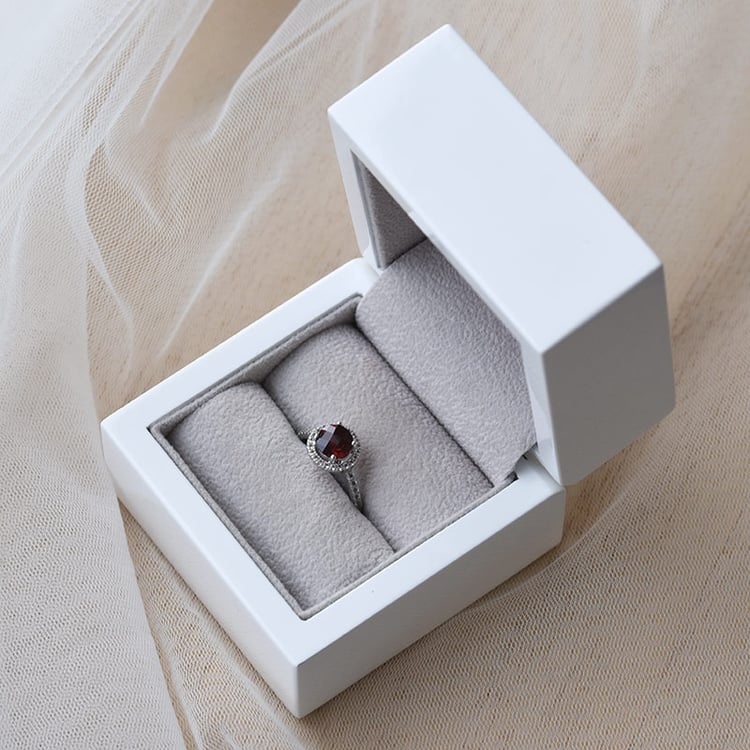 Prsten s granátom a bielými topásmi 66437