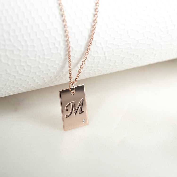 Zlatý obdĺžnikový prívesok s diamantom a s gravírom písmena Jolyon 133322