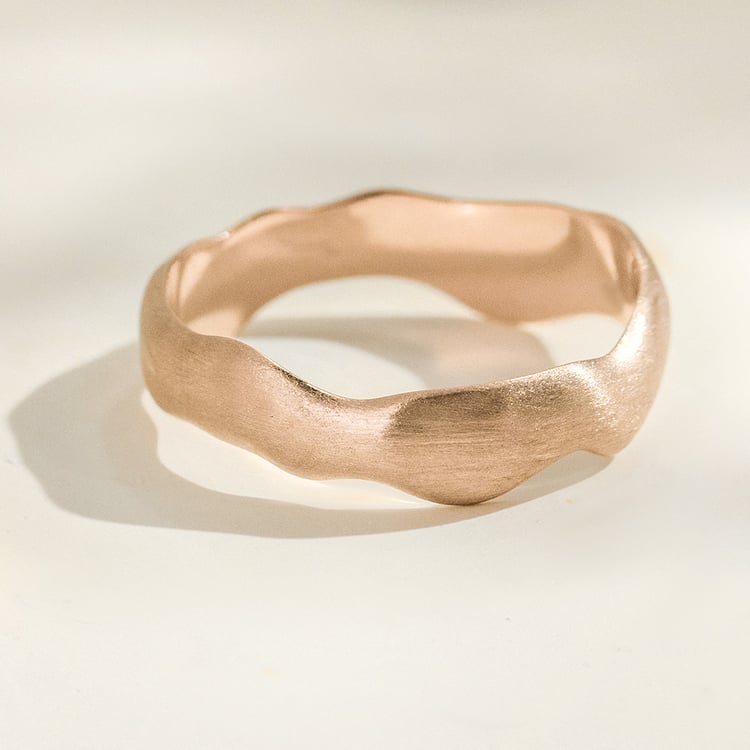 Nepravidelné svadobné obrúčky z orieškového zlata s diamantmi Parnell 163739