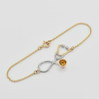 Zlatý náramok s fonendoskopom