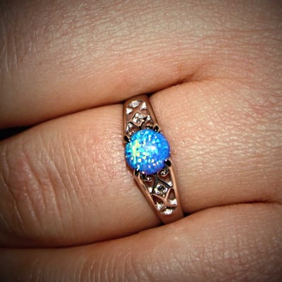 Strieborný prsteň s opálom a zirkónmi 