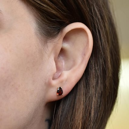 Zlaté náušnice s pear granátmi Rekan