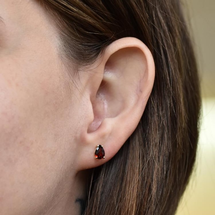 Zlaté náušnice s pear granátmi 26405