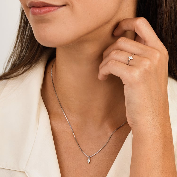 Minimalistický prívesok zo striebra s diamantom v tvare pear Malena 163106