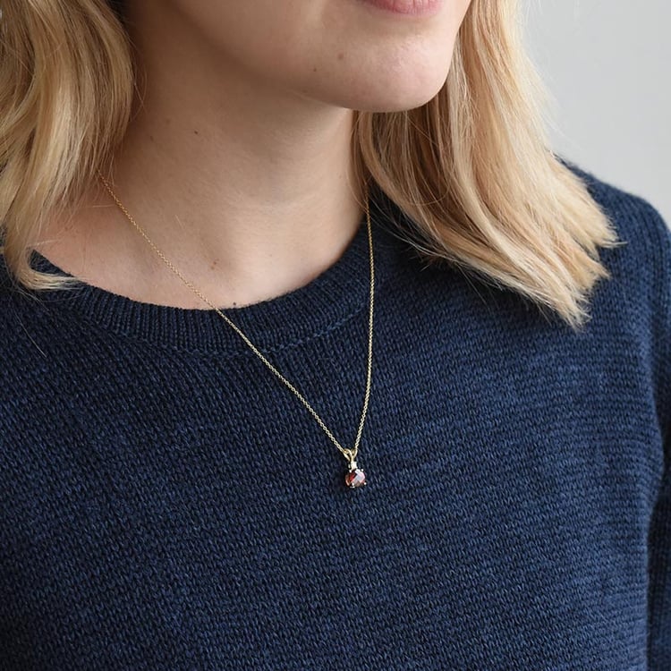 Okrúhly granát v zlatom náhrdelníku s diamantom 73377