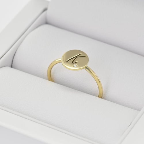 Zlatý prsteň s diamantom a gravírom písmena Amisch