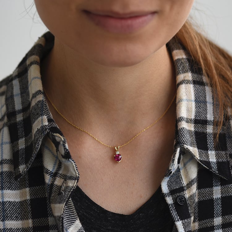 Zlatý náhrdelník so srdiečkovým rubínom a diamantom 62366