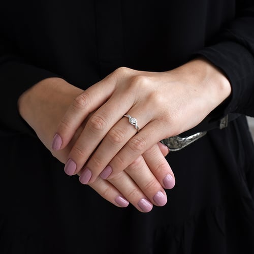 Zásnubný prsteň s postrannými diamantmi Norbu