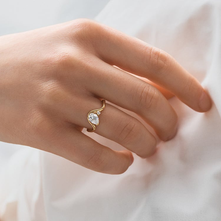 Vlnitý zásnubný prsteň s pear moissanitom Mirjana 154938