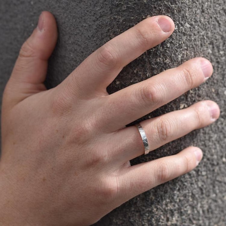 Pánsky svadobny prsteň zo zlata s reliéfnym povrchom 43953