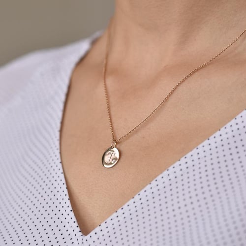 Zlatý prívesok s diamantom a s gravírom písmena Rei