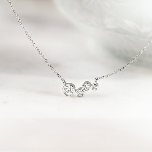 Moderný strieborný prnáhrdelník ívesok s lab-grown diamantmi Viola
