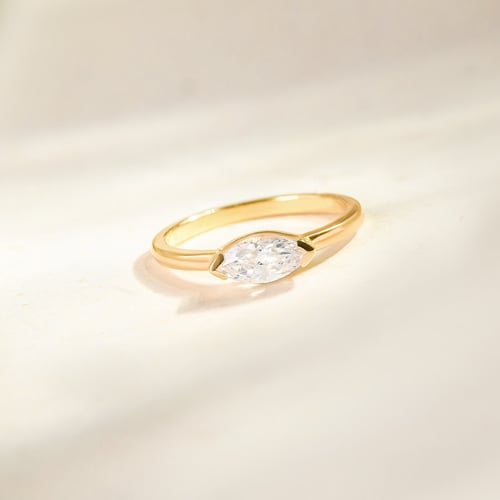Zásnubný prsteň s half-bezel marquise diamantom Berenike