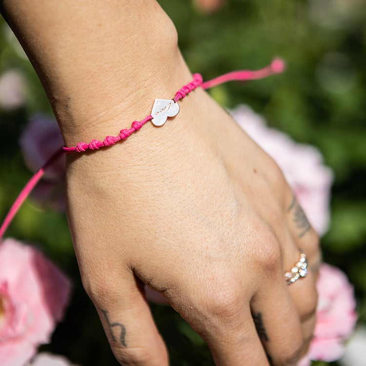 Strieborný povrázkový srdcový náramok s gravírovaním a diamantom Kia 108791