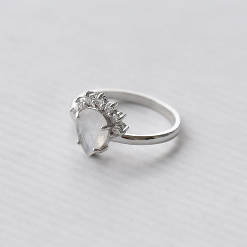 Zásnubný prsteň s mesačným kameňom a diamantmi Gower