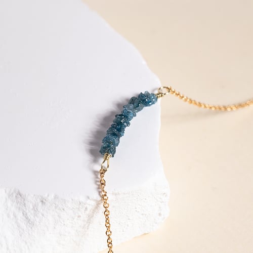 Zlatý choker s modrými nebrúsenými diamantmi Samante