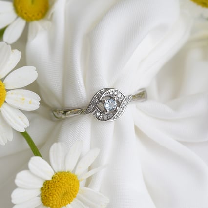 Elegantný zásnubný prsteň s akvamarínom Krell