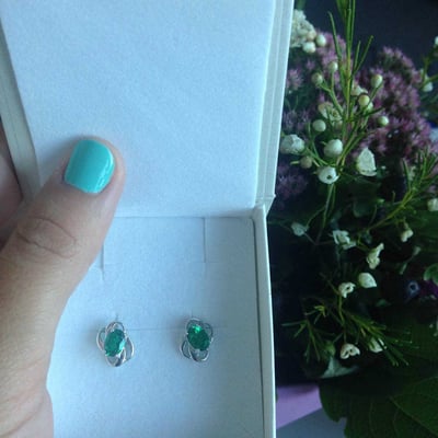 Strieborné náušnice s oválnymi smaragdmi