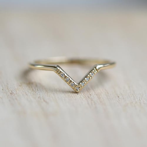 Zlatá vykrojená obrúčka s diamantmi Sandira
