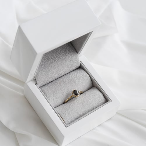 Zásnubný prsteň s čiernym marquise diamantom Jone