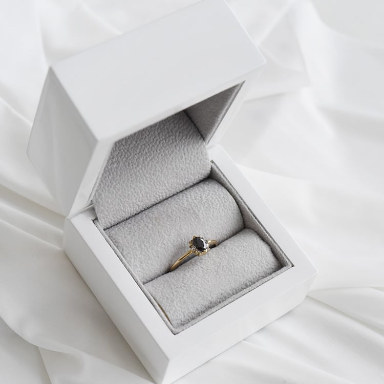 Prsteň s čiernym diamantom 91096