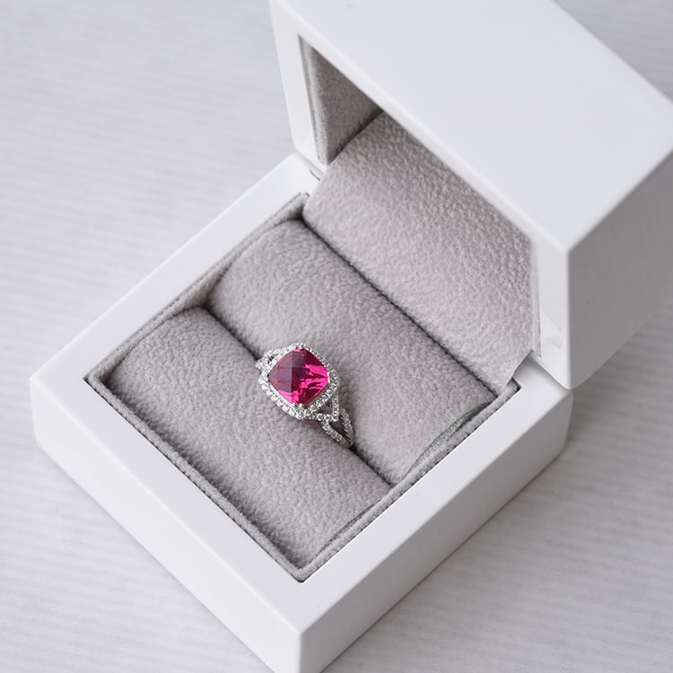 Strieborný prsteň s rubínom a zirkónmi 73507