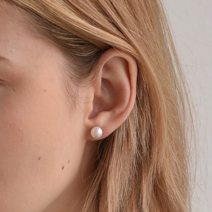 Nadčasové strieborné náušnice s perlami Dymphna