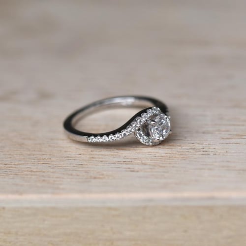 Elegantný zásnubný prsteň s moissanitom a lab-grown diamantmi Emmalyn