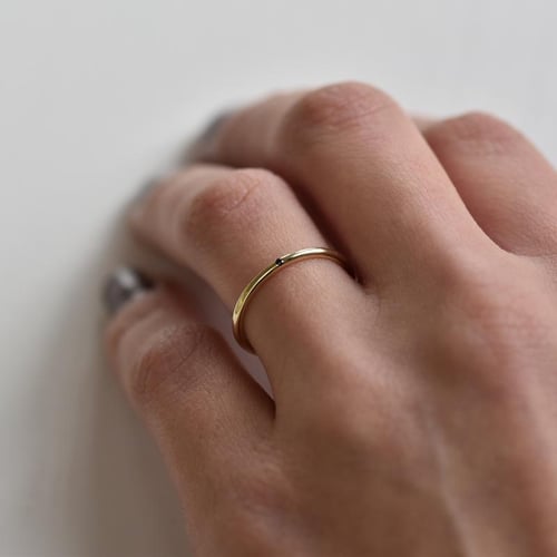 Zlaté minimalistické snubné prstene s čiernym diamantom Alays