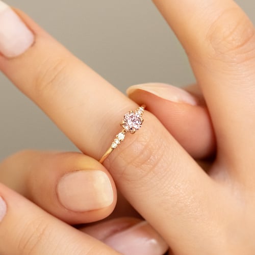 Zásnubný prsteň s certifikovaným fancy pink lab-grown diamantom Elise