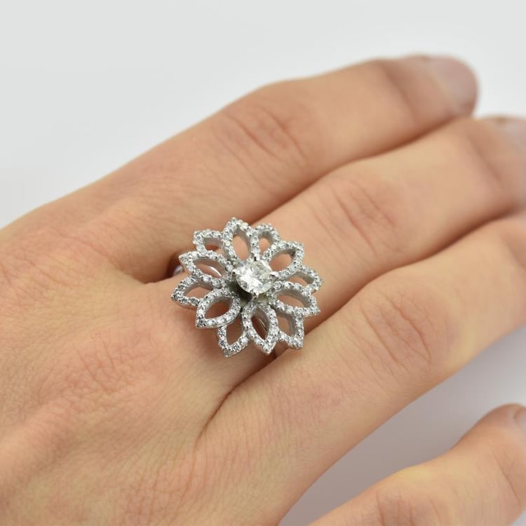 Oslnivý diamantový prsteň v tvare kvetu Dottie 15423