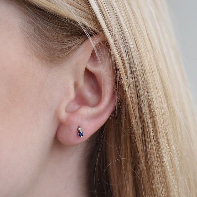 Minimalistické náušnice so zafírmi a diamantmi 90432