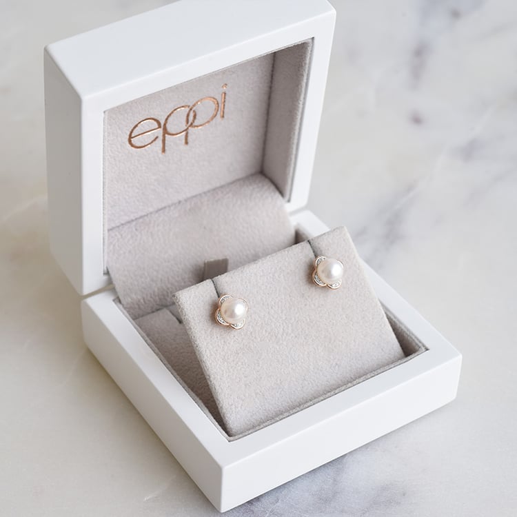 Perlové náušnice v tvare kvietkov 86790