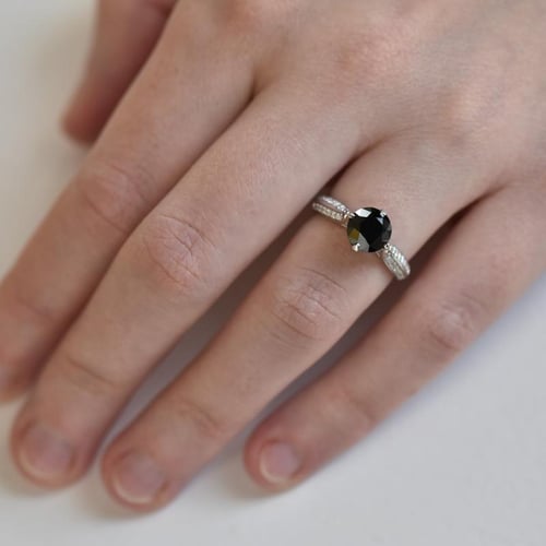 Zásnubný prsteň s čiernym diamantom Chinthila