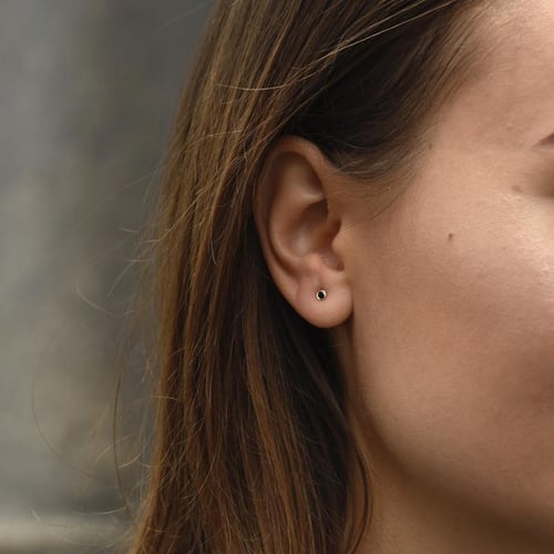 Strieborné minimalistické bezel náušnice s čiernymi diamantmi Viosa
