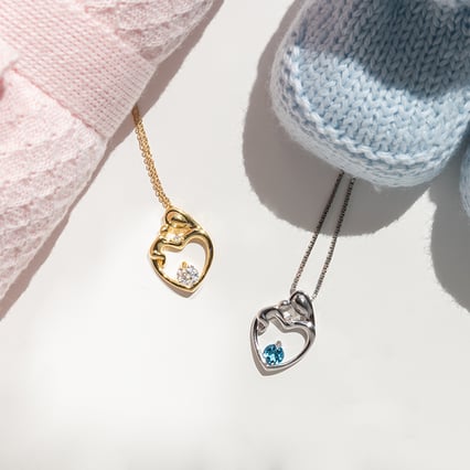 Strieborný prívesok matka a dieťa s bielym topásom a diamantom Heli