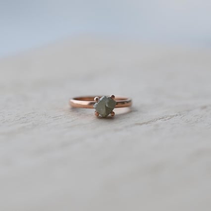 Zlatý prsteň s nebrúseným diamantom Rajani