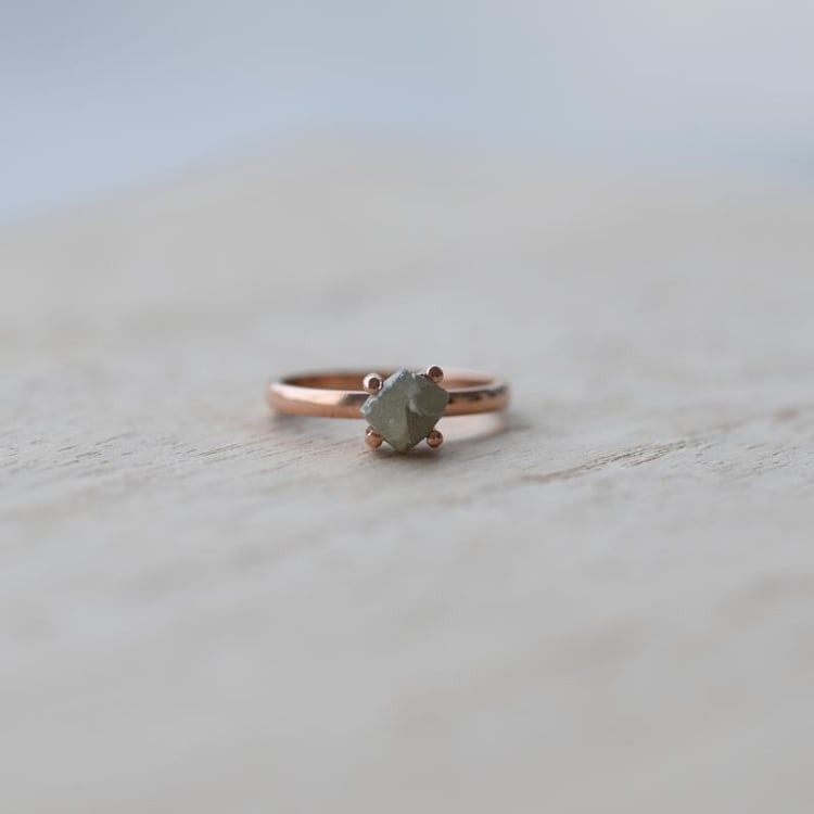 Prsteň s nebrúseným diamantom 52671