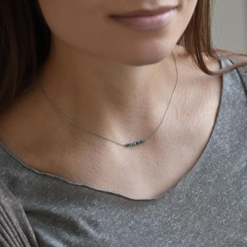 Zlatý choker s modrými nebrúsenými diamantmi Samante