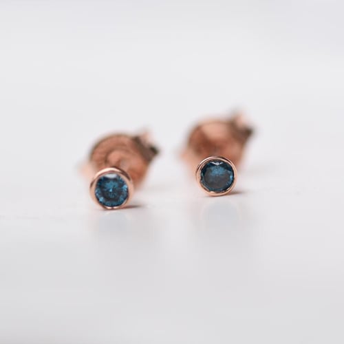 Minimalistické bezel náušnice s modrými diamantmi Viosa