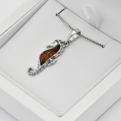 Strieborný prívesok morský koník s jantárom Hippoc