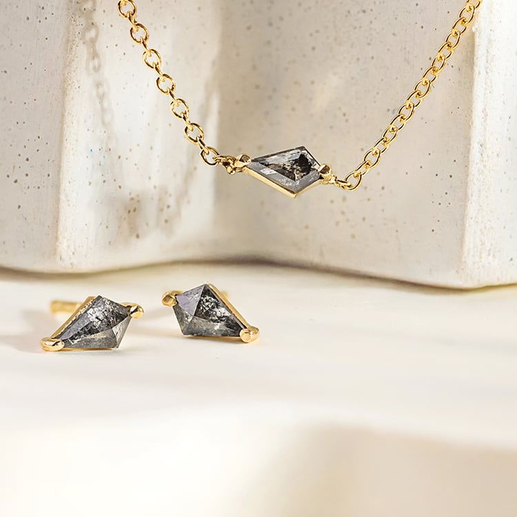 Náhrdelník s kite salt and pepper diamantom Momu 156062