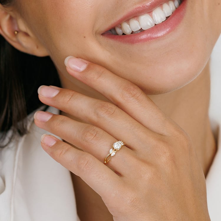 Strieborný zásnubný prsteň s moissanitmi Fera 165988