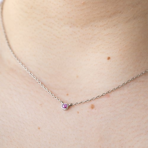 Strieborný minimalistický náhrdelník s ružovým zafírom Vieny