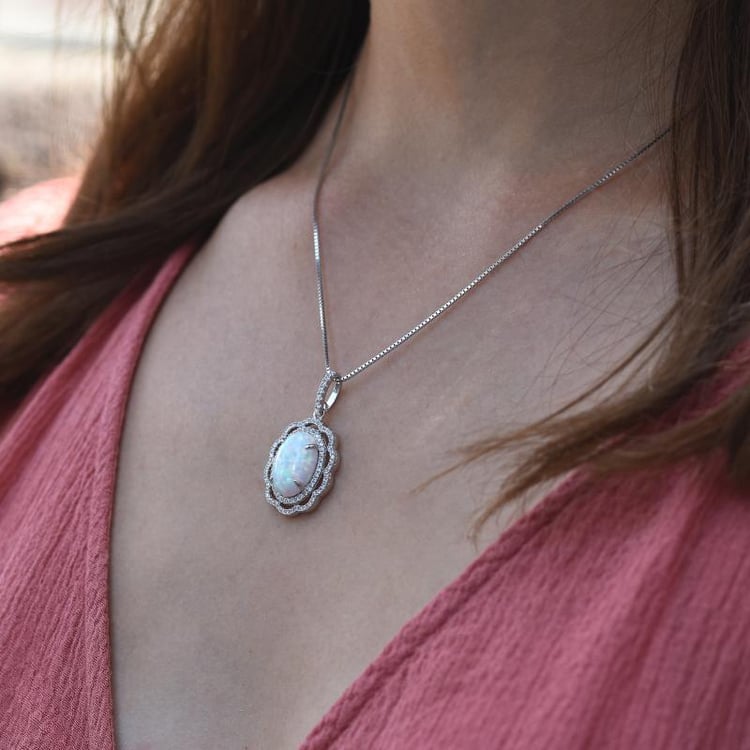 Strieborný kvet s opálom v náhrdelníku Kelyn 5328