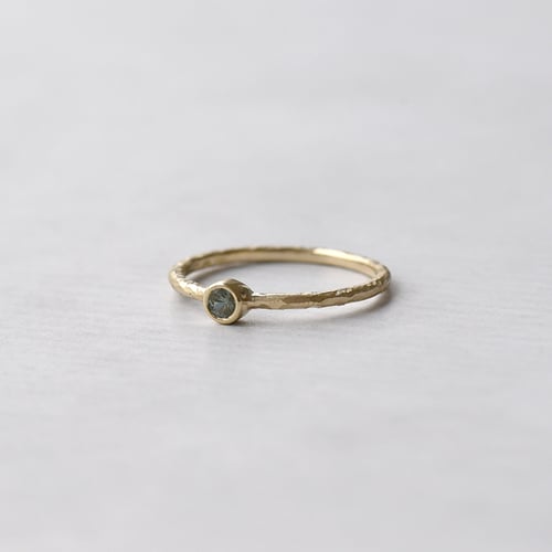 Zlatý minimalistický prsteň so zeleným zafírom Kathleen